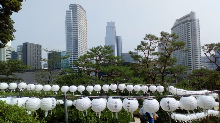 A juxtaposition of modern and ancient Seoul in one photo; you can visit both in just one day.
