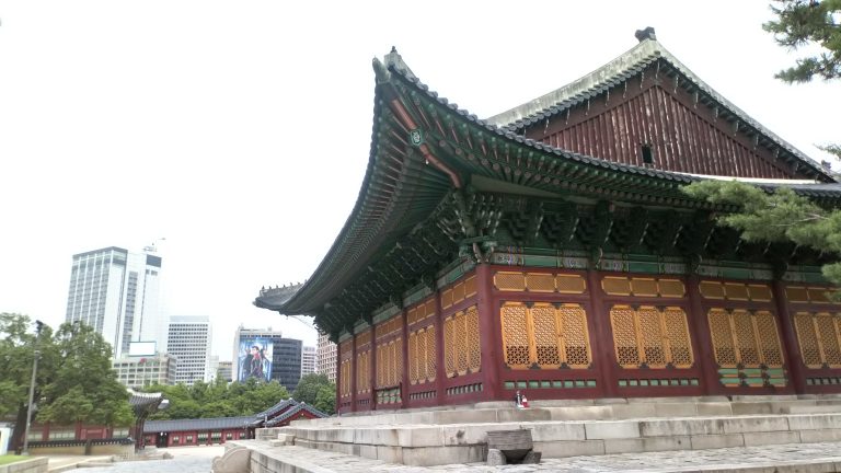 A typical sight of a temple in central Seoul, included in your South Korea 10 day itinerary.