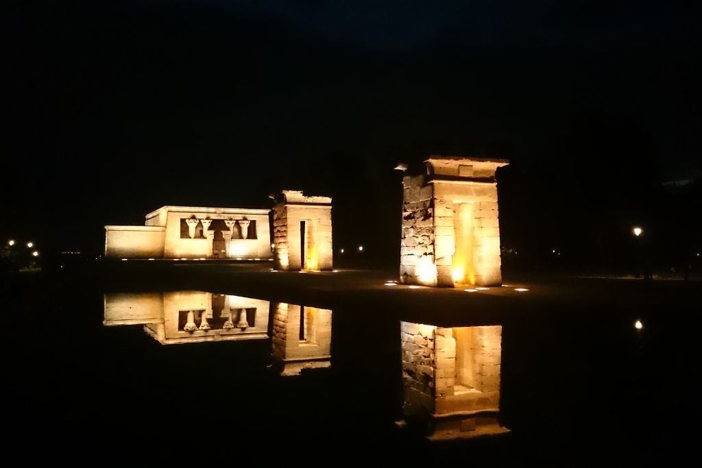 Temple of Debod lit up at night.